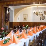 Pensión Meyer, Familie Orthacker