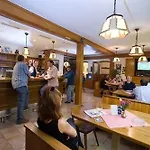 Pensión Meyer, Familie Orthacker