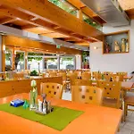 Pensión Meyer, Familie Orthacker